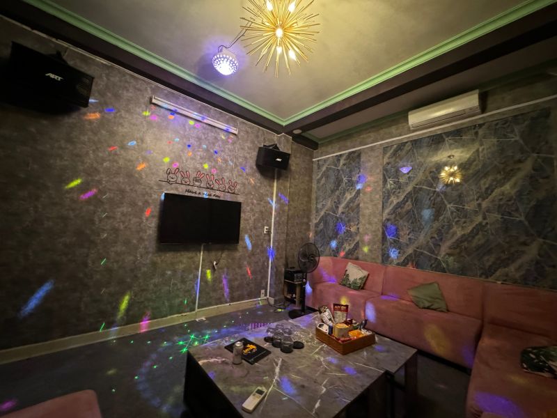 File:Nari bar karaoke room1.jpg