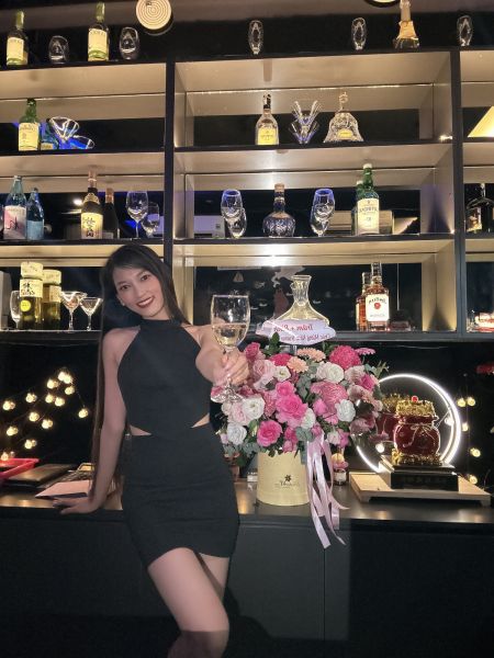 File:Nari bar girl66.jpg