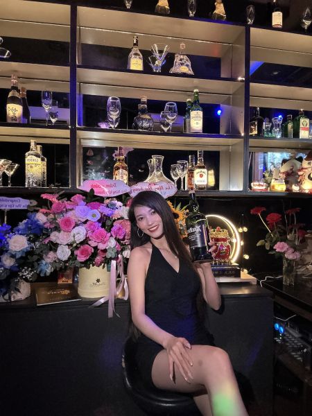 File:Nari bar girl22.jpg